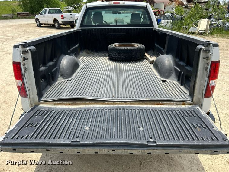 image for item DR4664 2004 Ford F150 XL  pickup truck