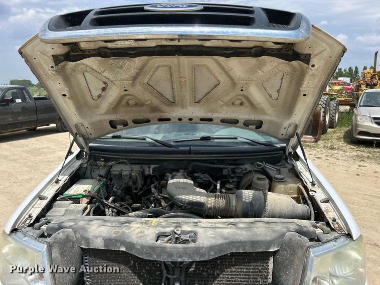 image for item DR4664 2004 Ford F150 XL  pickup truck