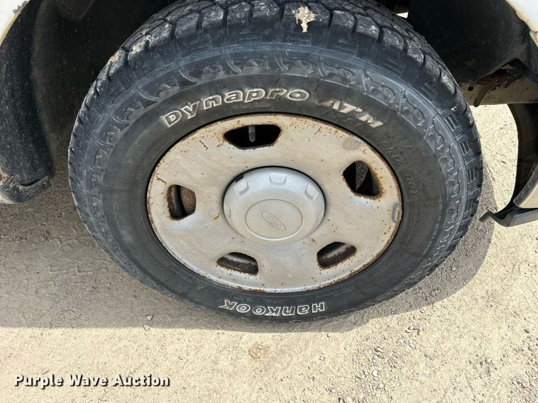 image for item DR4664 2004 Ford F150 XL  pickup truck