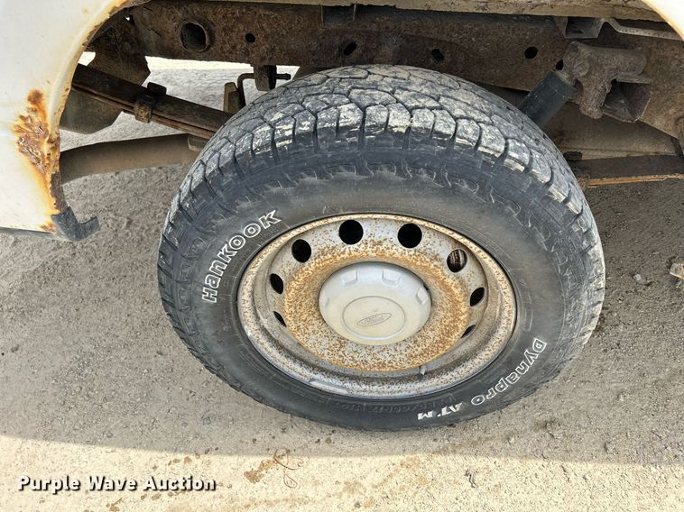 image for item DR4664 2004 Ford F150 XL  pickup truck