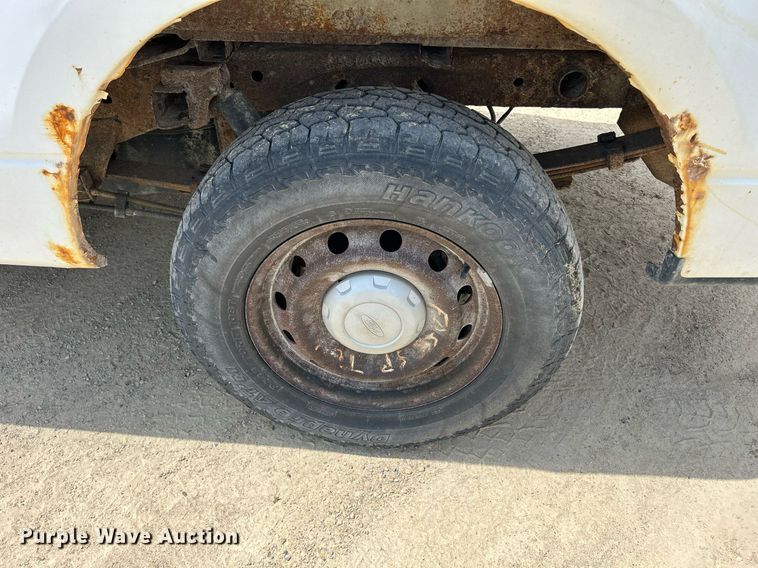 image for item DR4664 2004 Ford F150 XL  pickup truck