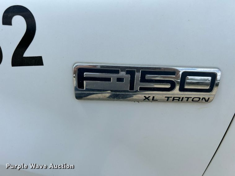 image for item DR4664 2004 Ford F150 XL  pickup truck