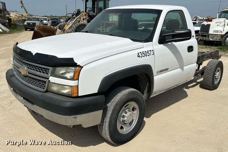 image for item DR4665 2005 Chevrolet Silverado 2500HD  pickup truck cab and chassis