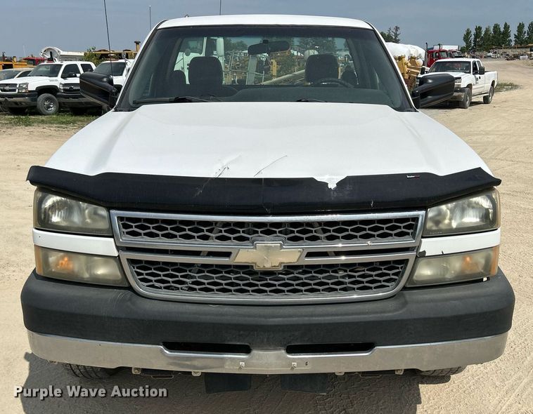 image for item DR4665 2005 Chevrolet Silverado 2500HD  pickup truck cab and chassis