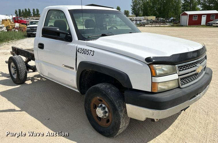 image for item DR4665 2005 Chevrolet Silverado 2500HD  pickup truck cab and chassis