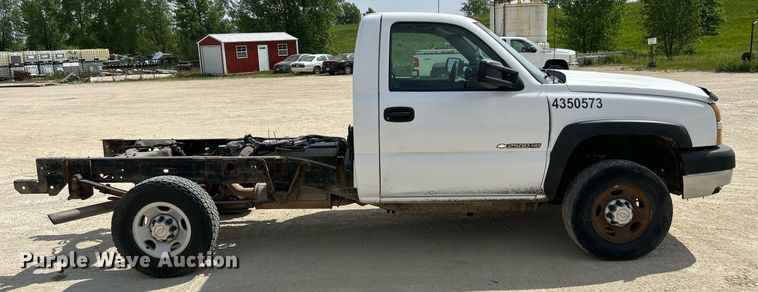 image for item DR4665 2005 Chevrolet Silverado 2500HD  pickup truck cab and chassis