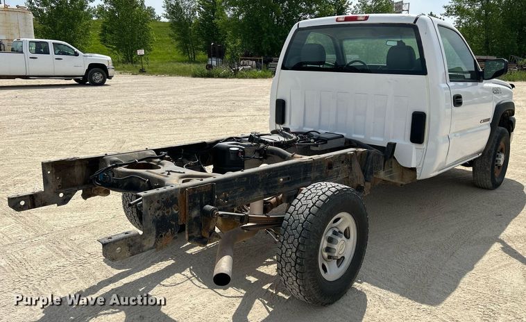 image for item DR4665 2005 Chevrolet Silverado 2500HD  pickup truck cab and chassis