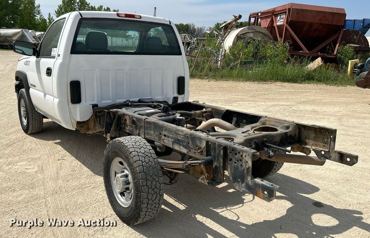 image for item DR4665 2005 Chevrolet Silverado 2500HD  pickup truck cab and chassis