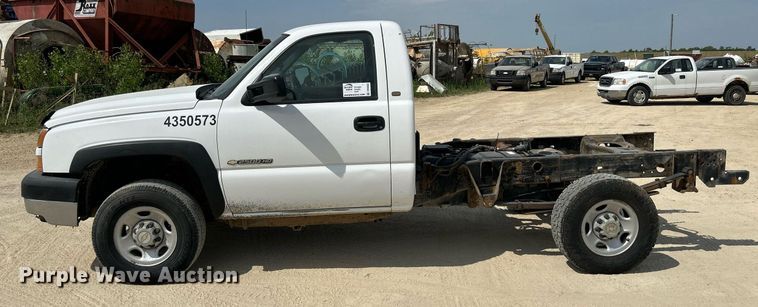 image for item DR4665 2005 Chevrolet Silverado 2500HD  pickup truck cab and chassis