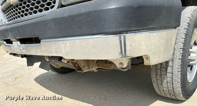image for item DR4665 2005 Chevrolet Silverado 2500HD  pickup truck cab and chassis
