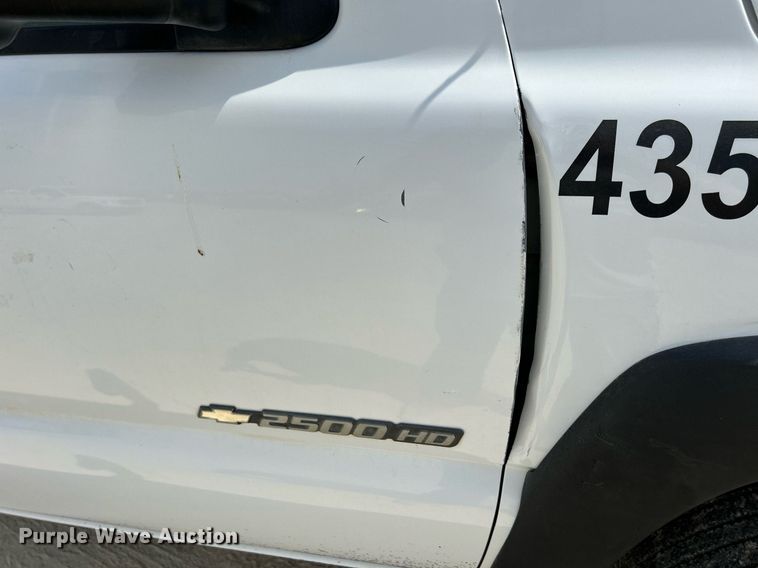 image for item DR4665 2005 Chevrolet Silverado 2500HD  pickup truck cab and chassis