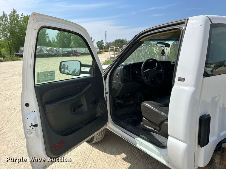 image for item DR4665 2005 Chevrolet Silverado 2500HD  pickup truck cab and chassis