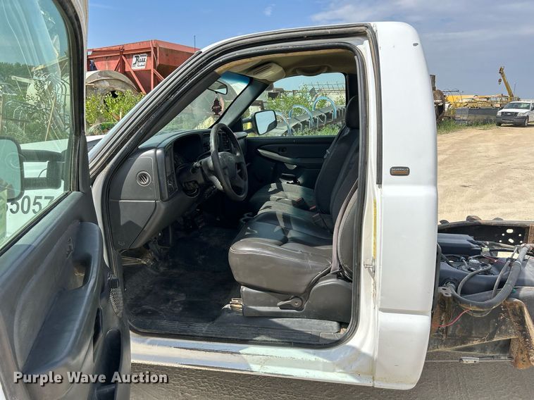 image for item DR4665 2005 Chevrolet Silverado 2500HD  pickup truck cab and chassis