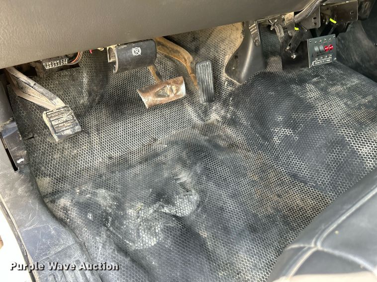 image for item DR4665 2005 Chevrolet Silverado 2500HD  pickup truck cab and chassis