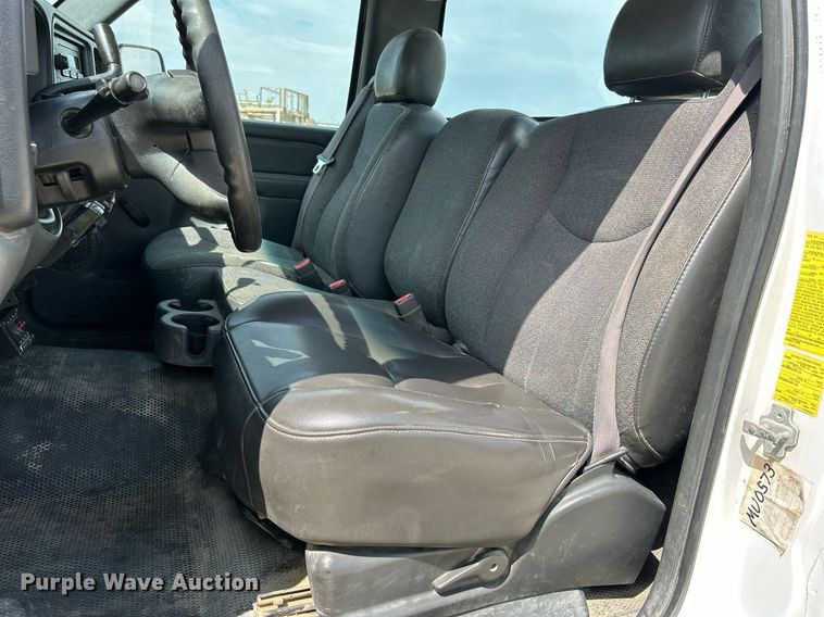 image for item DR4665 2005 Chevrolet Silverado 2500HD  pickup truck cab and chassis