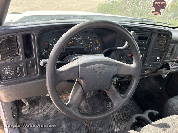 image for item DR4665 2005 Chevrolet Silverado 2500HD  pickup truck cab and chassis