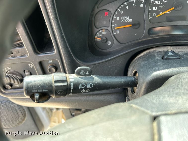 image for item DR4665 2005 Chevrolet Silverado 2500HD  pickup truck cab and chassis