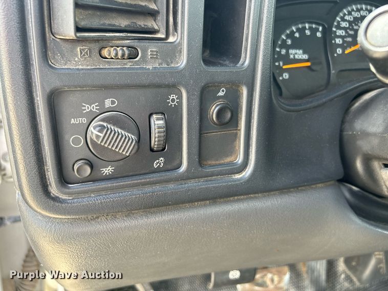 image for item DR4665 2005 Chevrolet Silverado 2500HD  pickup truck cab and chassis