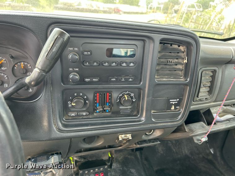 image for item DR4665 2005 Chevrolet Silverado 2500HD  pickup truck cab and chassis