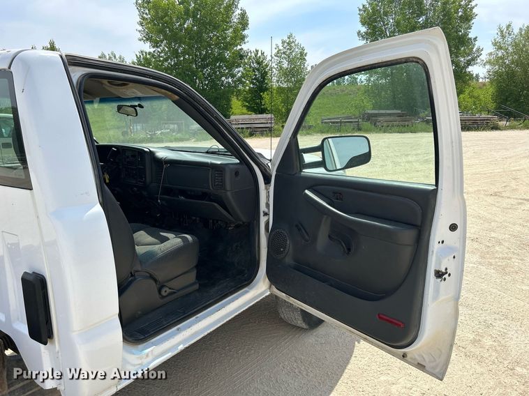 image for item DR4665 2005 Chevrolet Silverado 2500HD  pickup truck cab and chassis