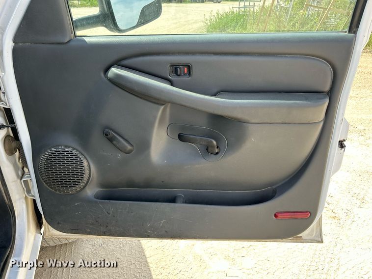 image for item DR4665 2005 Chevrolet Silverado 2500HD  pickup truck cab and chassis