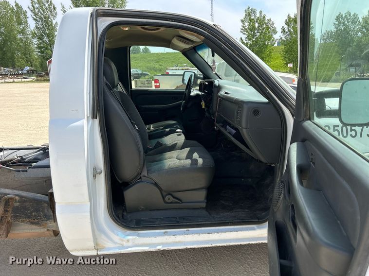 image for item DR4665 2005 Chevrolet Silverado 2500HD  pickup truck cab and chassis