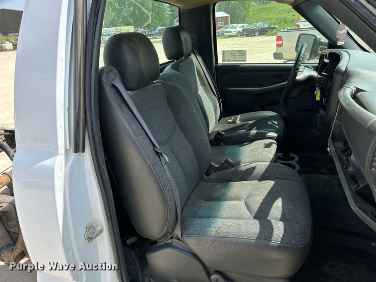 image for item DR4665 2005 Chevrolet Silverado 2500HD  pickup truck cab and chassis