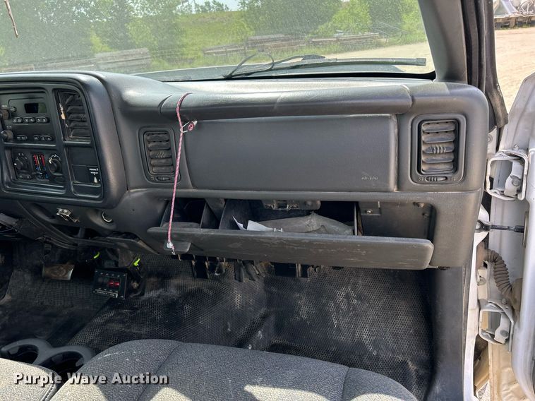 image for item DR4665 2005 Chevrolet Silverado 2500HD  pickup truck cab and chassis