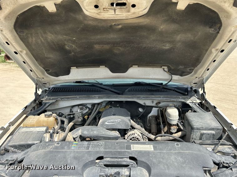 image for item DR4665 2005 Chevrolet Silverado 2500HD  pickup truck cab and chassis