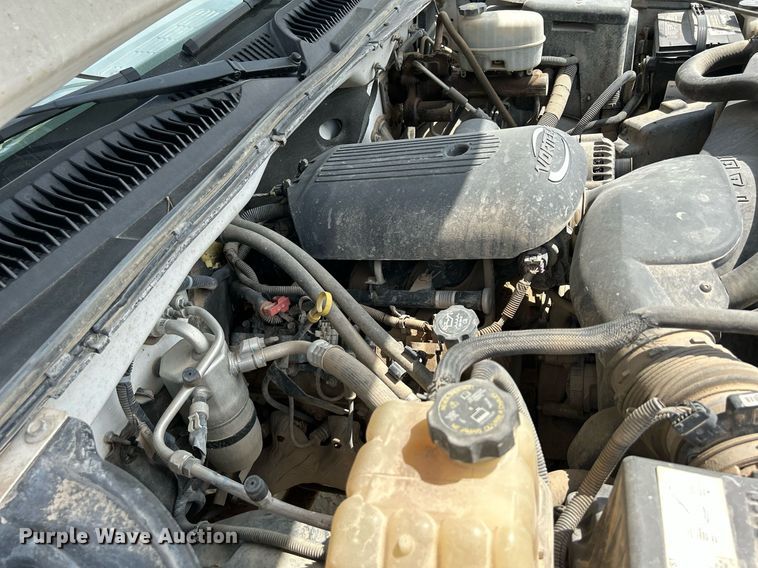 image for item DR4665 2005 Chevrolet Silverado 2500HD  pickup truck cab and chassis