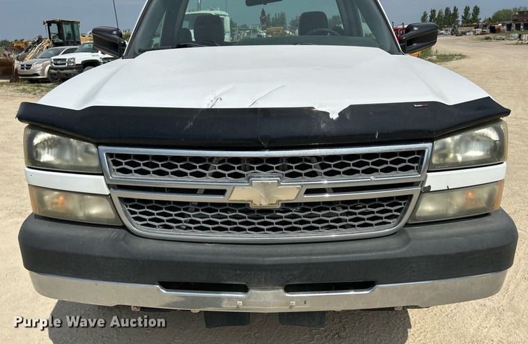 image for item DR4665 2005 Chevrolet Silverado 2500HD  pickup truck cab and chassis
