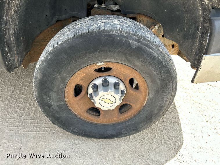 image for item DR4665 2005 Chevrolet Silverado 2500HD  pickup truck cab and chassis