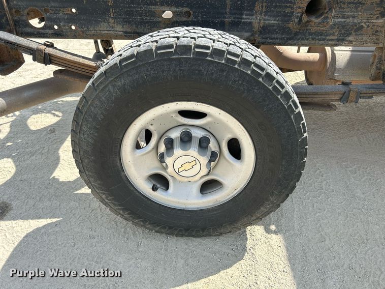 image for item DR4665 2005 Chevrolet Silverado 2500HD  pickup truck cab and chassis