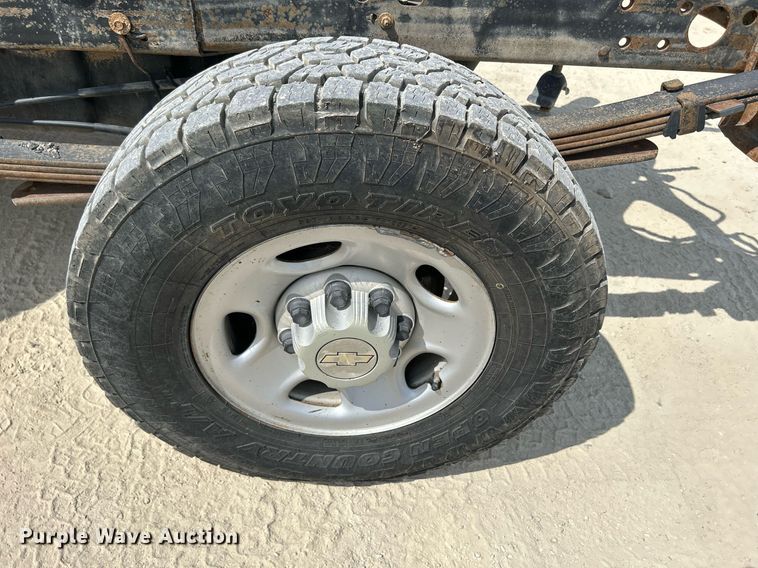 image for item DR4665 2005 Chevrolet Silverado 2500HD  pickup truck cab and chassis