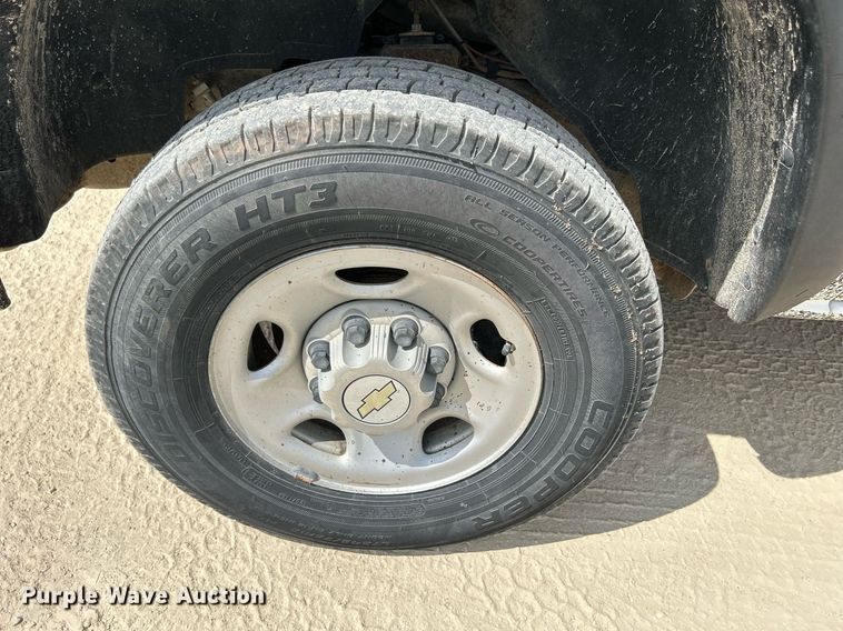 image for item DR4665 2005 Chevrolet Silverado 2500HD  pickup truck cab and chassis