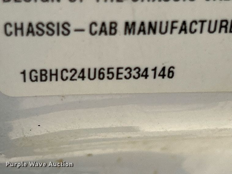 image for item DR4665 2005 Chevrolet Silverado 2500HD  pickup truck cab and chassis