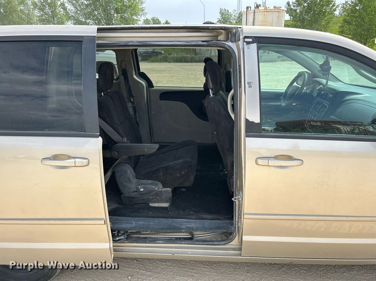 image for item DR4666 2013 Dodge Grand Caravan  van