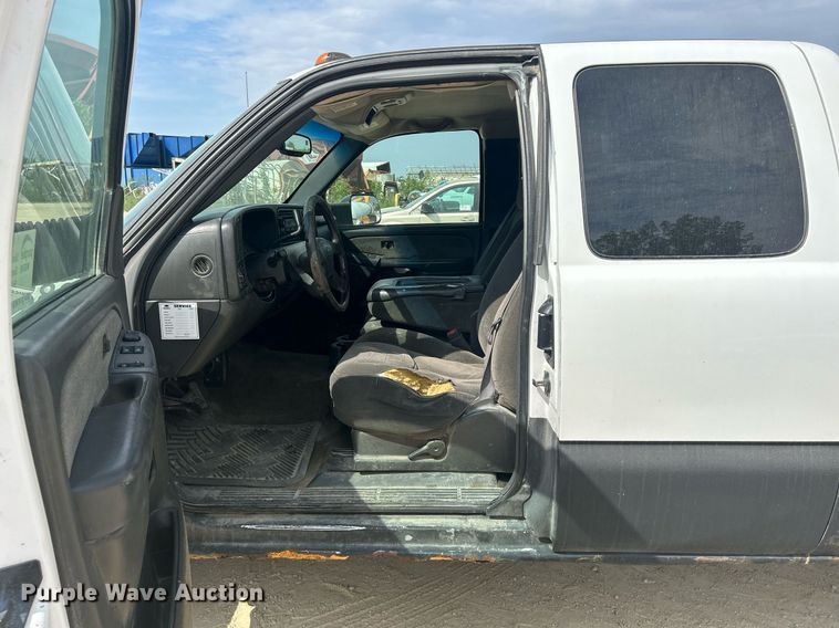 image for item DR4667 2003 Chevrolet Silverado 2500HD  Ext. Cab pickup truck