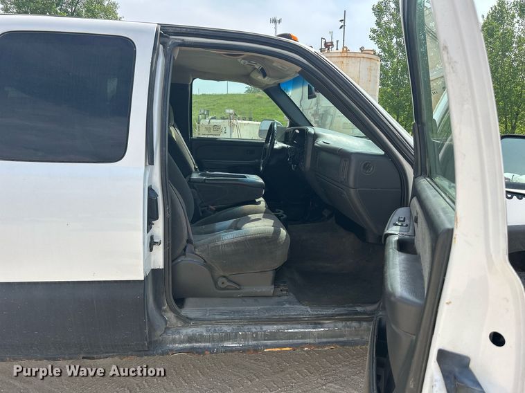 image for item DR4667 2003 Chevrolet Silverado 2500HD  Ext. Cab pickup truck