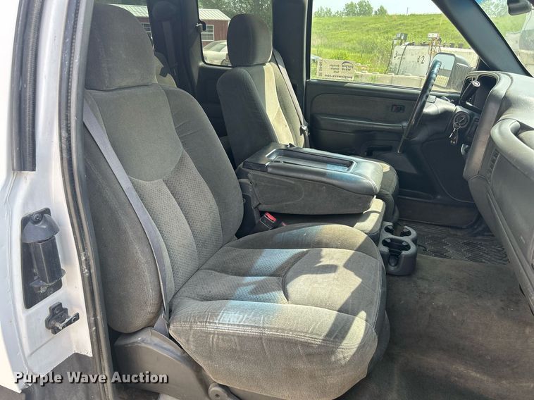 image for item DR4667 2003 Chevrolet Silverado 2500HD  Ext. Cab pickup truck