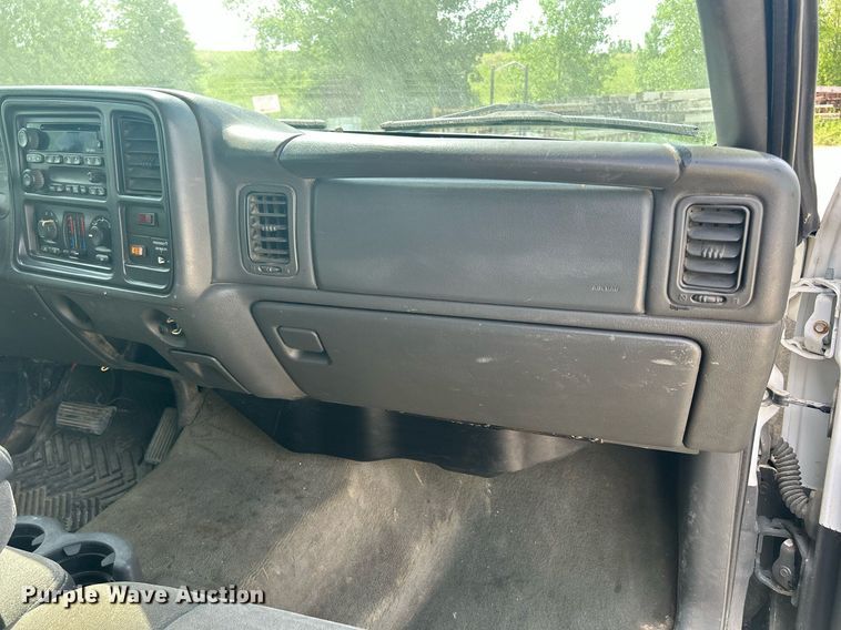 image for item DR4667 2003 Chevrolet Silverado 2500HD  Ext. Cab pickup truck