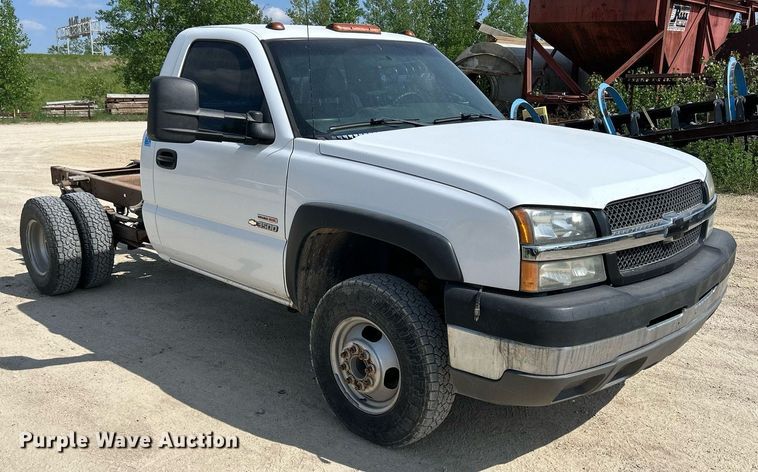 image for item DR4668 2004 Chevrolet Silverado 3500  pickup truck cab and chassis