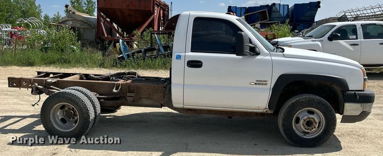 image for item DR4668 2004 Chevrolet Silverado 3500  pickup truck cab and chassis
