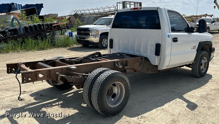 image for item DR4668 2004 Chevrolet Silverado 3500  pickup truck cab and chassis