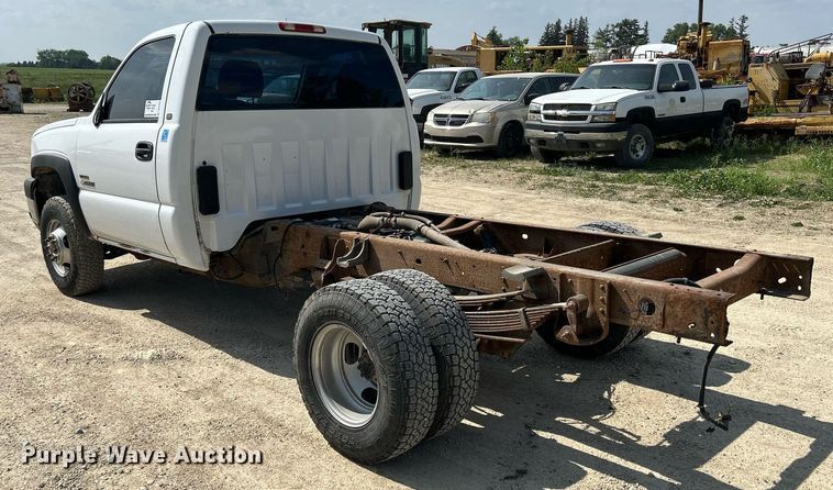 image for item DR4668 2004 Chevrolet Silverado 3500  pickup truck cab and chassis