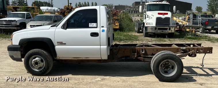 image for item DR4668 2004 Chevrolet Silverado 3500  pickup truck cab and chassis