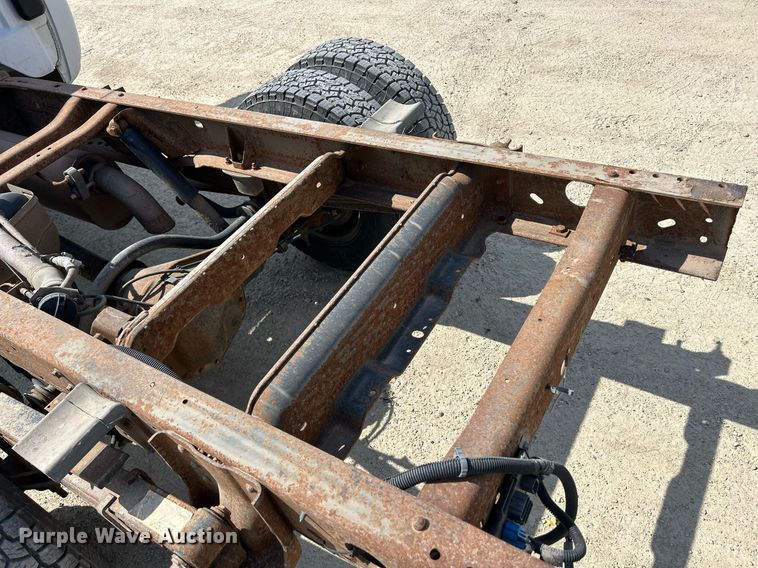 image for item DR4668 2004 Chevrolet Silverado 3500  pickup truck cab and chassis