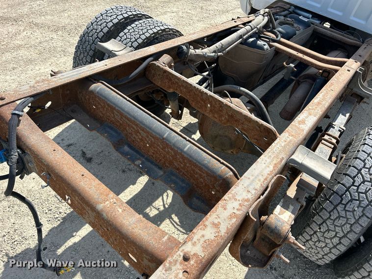 image for item DR4668 2004 Chevrolet Silverado 3500  pickup truck cab and chassis