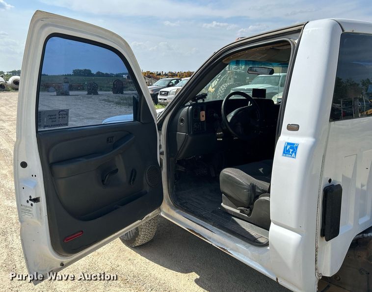 image for item DR4668 2004 Chevrolet Silverado 3500  pickup truck cab and chassis