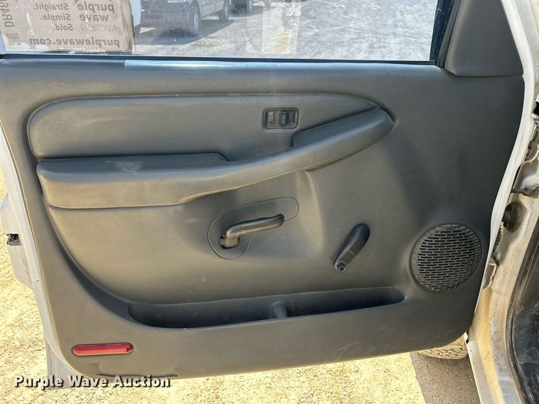 image for item DR4668 2004 Chevrolet Silverado 3500  pickup truck cab and chassis